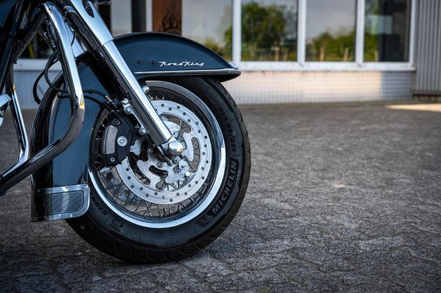 Fahrzeugabbildung Harley-Davidson FLHRC ROAD KING CLASSIC - CUSTOM PIPES
