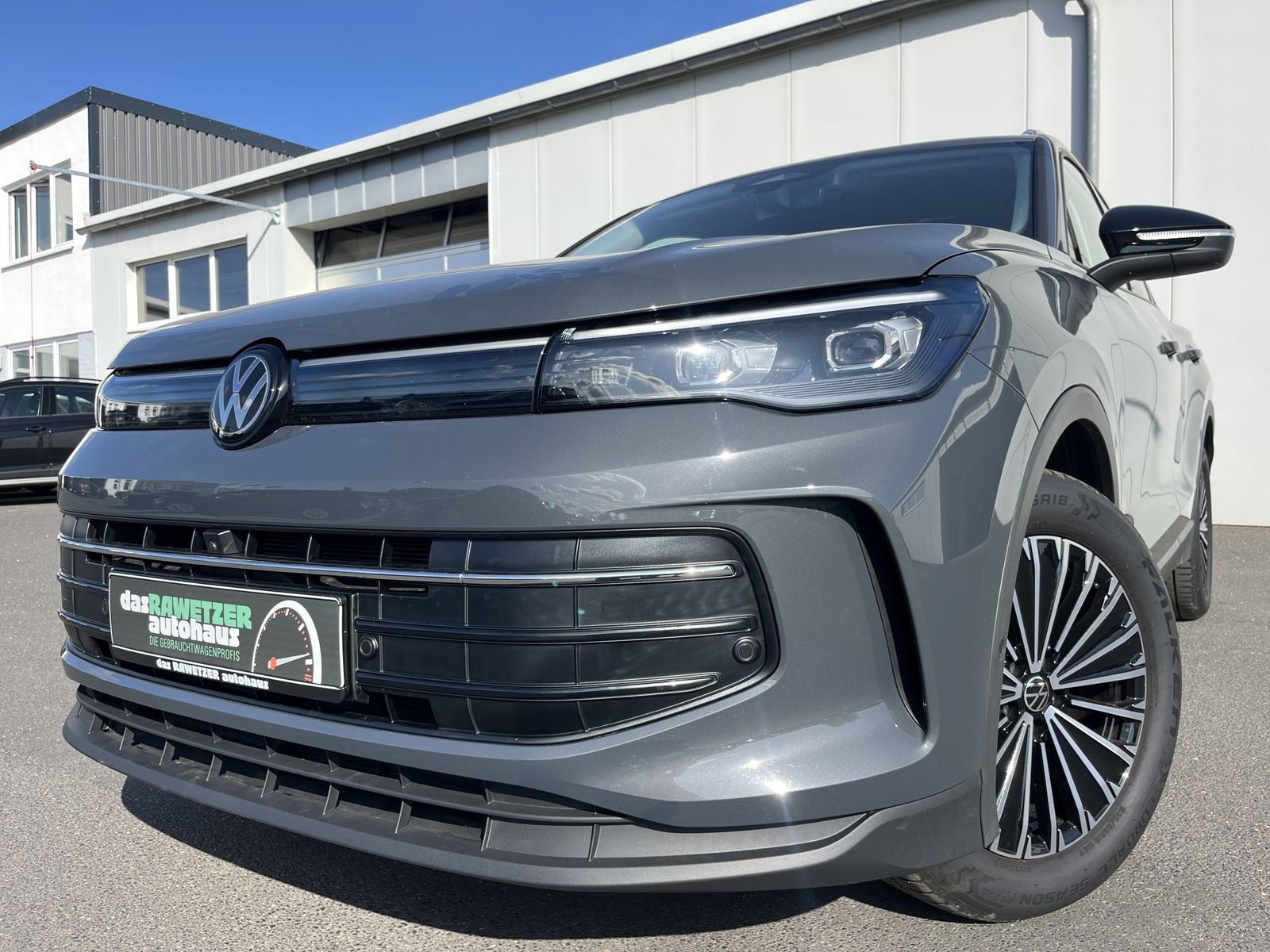 Volkswagen Tiguan - 1
