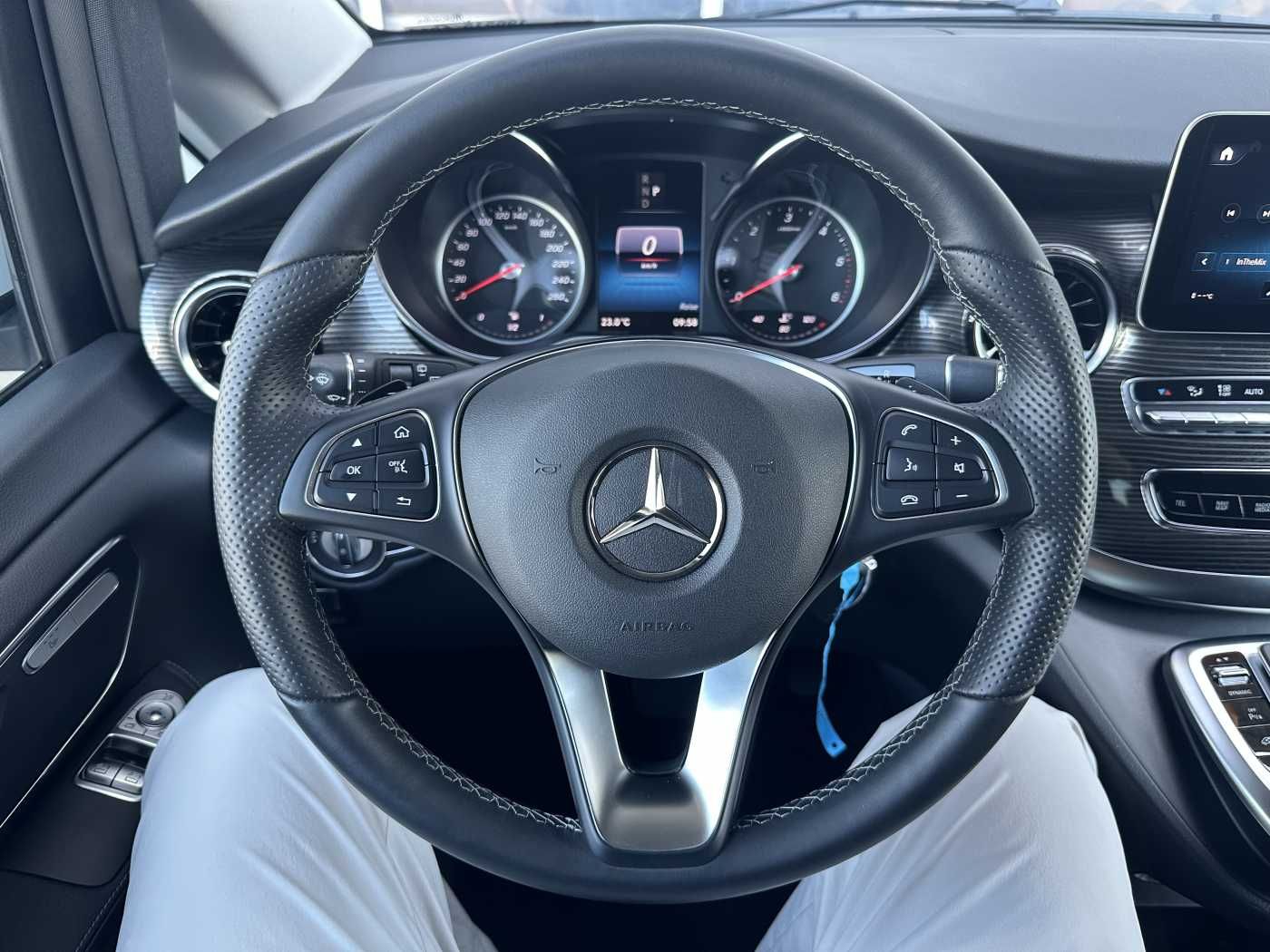 Fahrzeugabbildung Mercedes-Benz V 300 d AVA ED 6Sitze Burmester 360Kamera el Tür