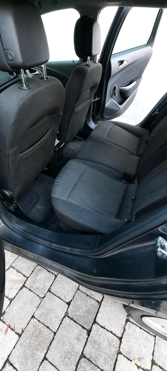 Opel Astra 2012 — photo 14