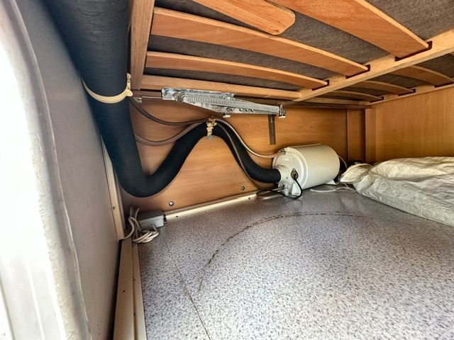 Fahrzeugabbildung Knaus 400 Doppelbett Heizung, Strom, Bad, 4 P. 100Km/H