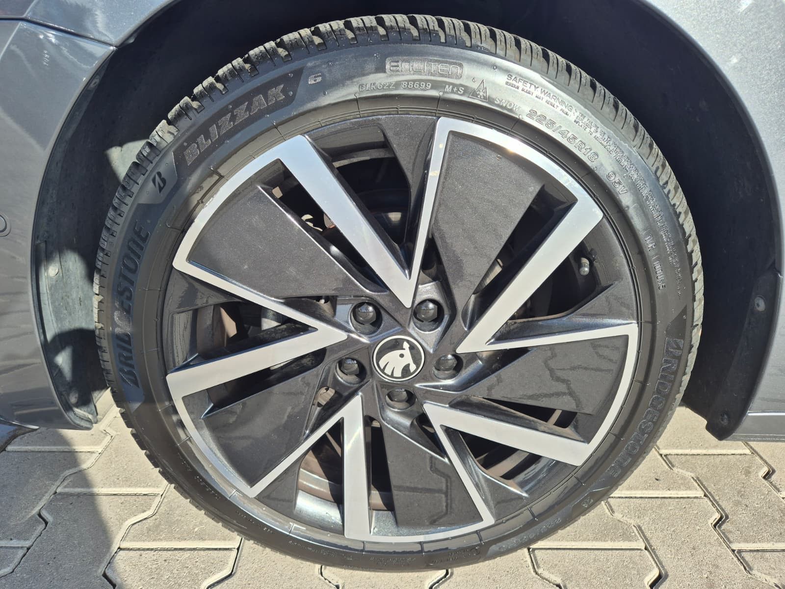Fahrzeugabbildung SKODA Octavia 1.5 DSG Sportline PANO*MATRIX*AHK*5J.GAR
