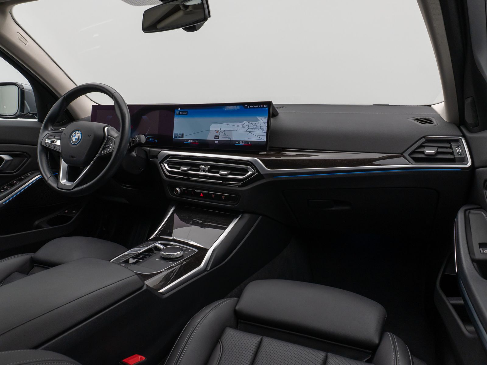 Fahrzeugabbildung BMW 320e Kamera DAB HiFi Sport Leder WidscreenDispl