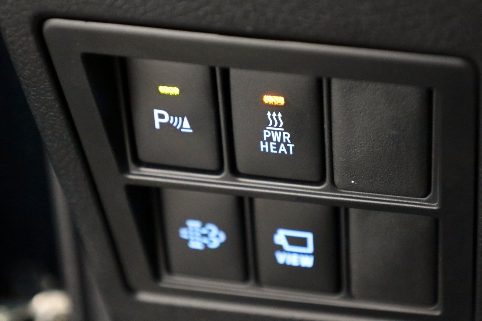 Fahrzeugabbildung Toyota Hilux 2.8 D-4D Invincible, Rollbügel, Rollo, AHK