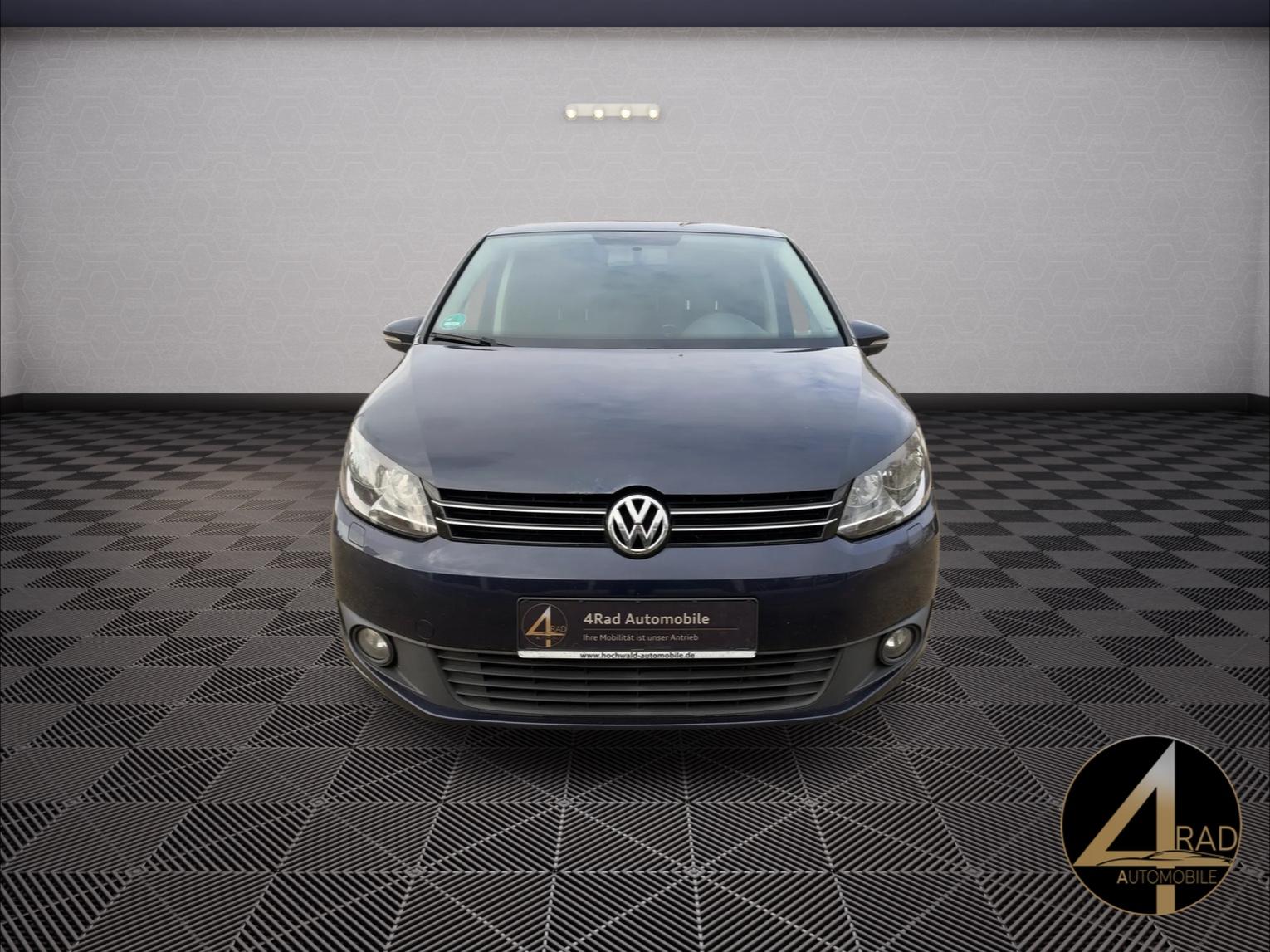 Volkswagen Touran 2015 — rear view