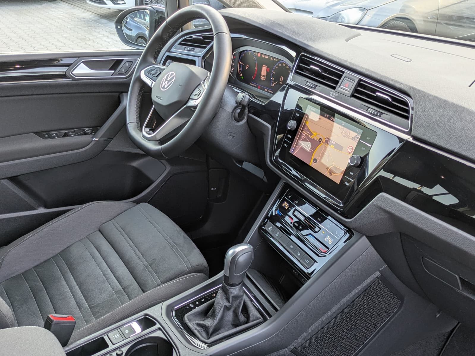 Fahrzeugabbildung Volkswagen Touran 2.0 DSG R-Line High BLACK Pano 7Si IQ AHK