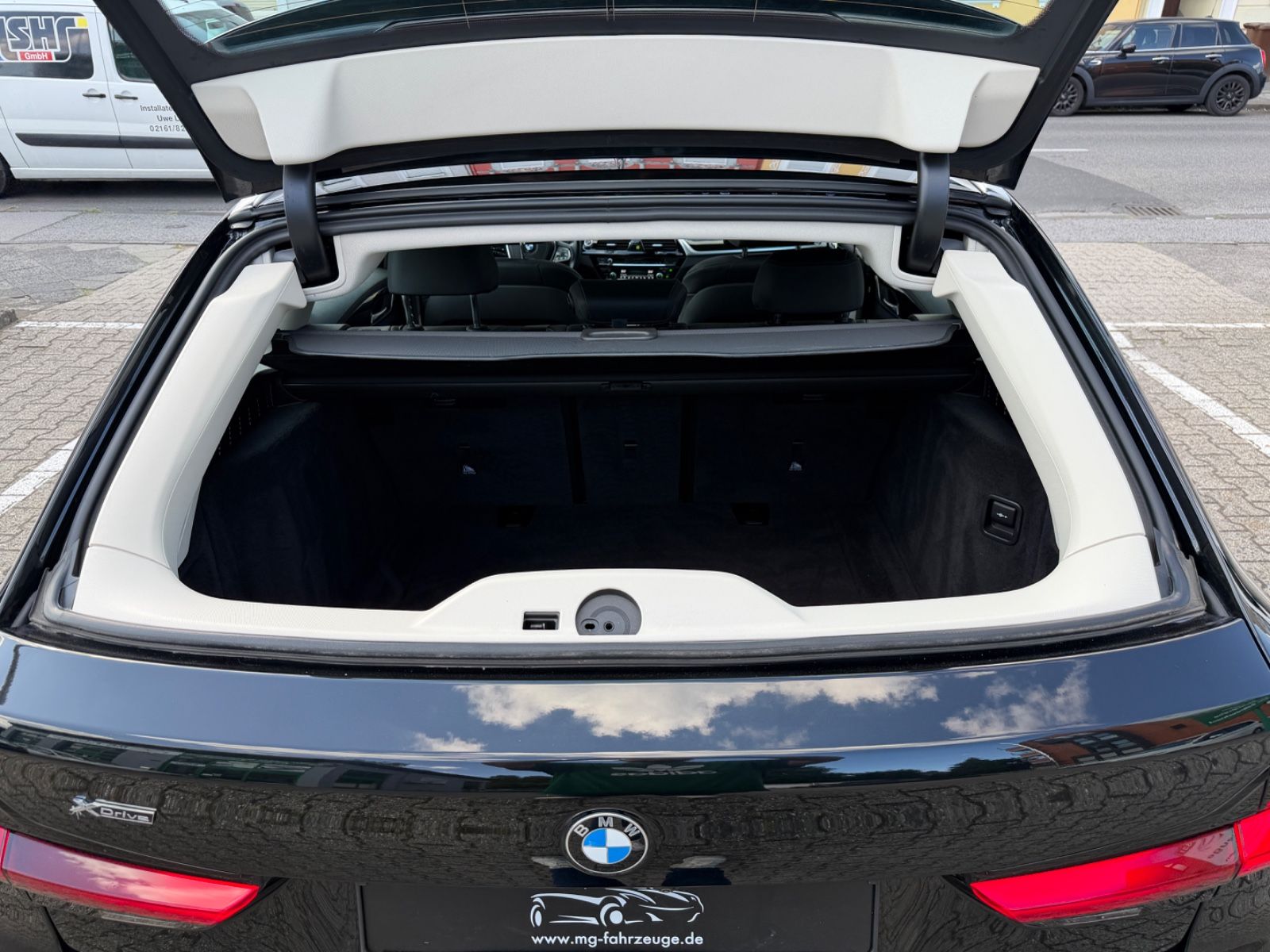 Fahrzeugabbildung BMW 520d Touring xDrive Luxury Line LASER PANO HUD