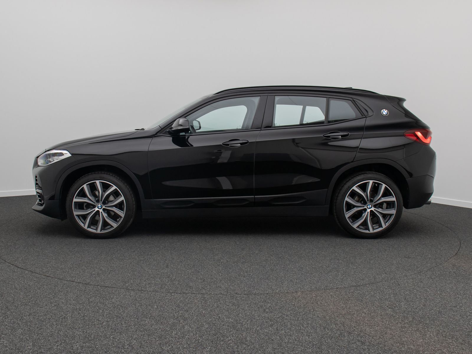 Fahrzeugabbildung BMW X2 sD18i Alarm HUD DAB Kamera HiFi Sportsitz 19"