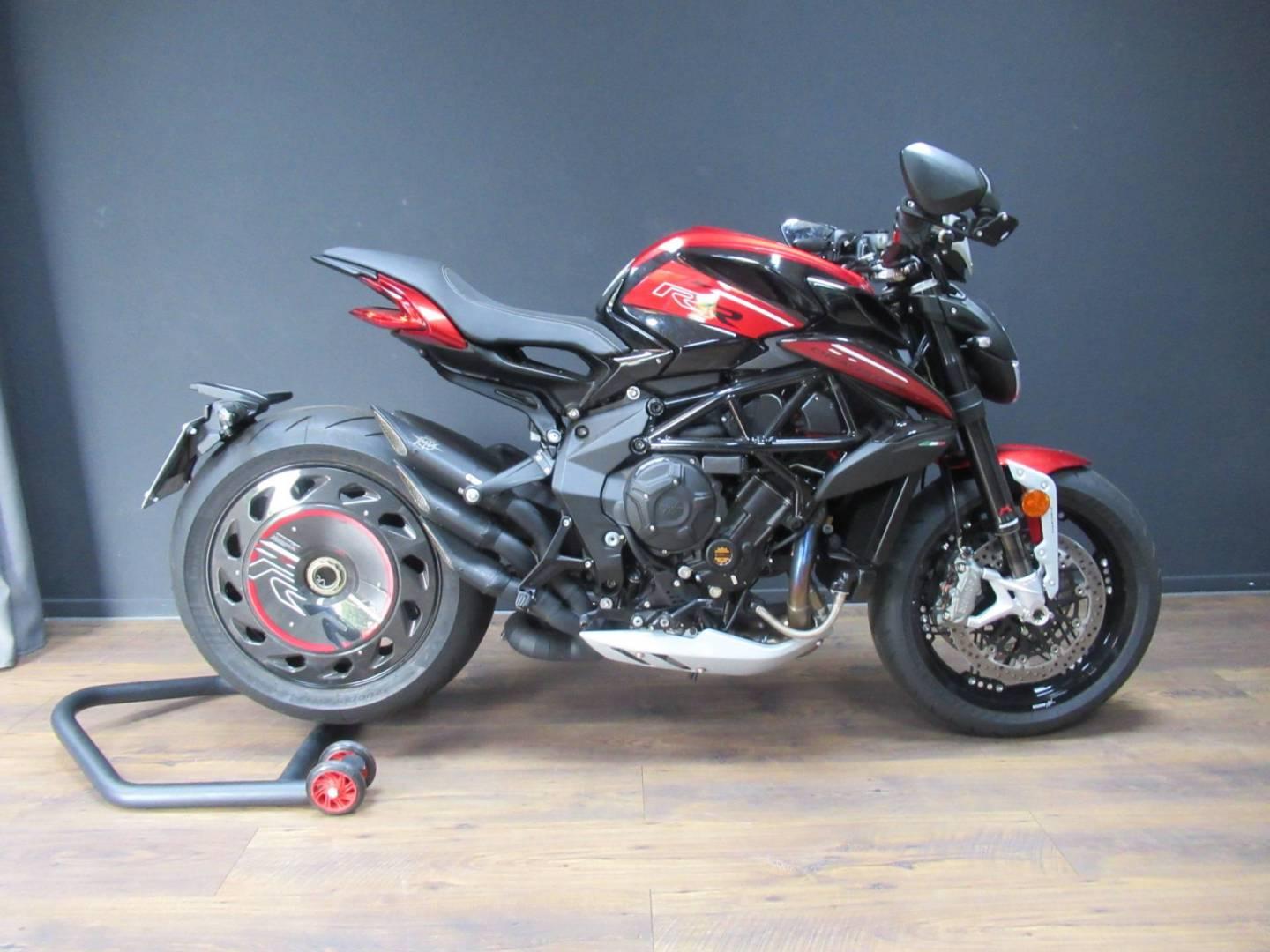 MV Agusta DRAGSTER 800 RR SCS + Trio B3 Auspuff