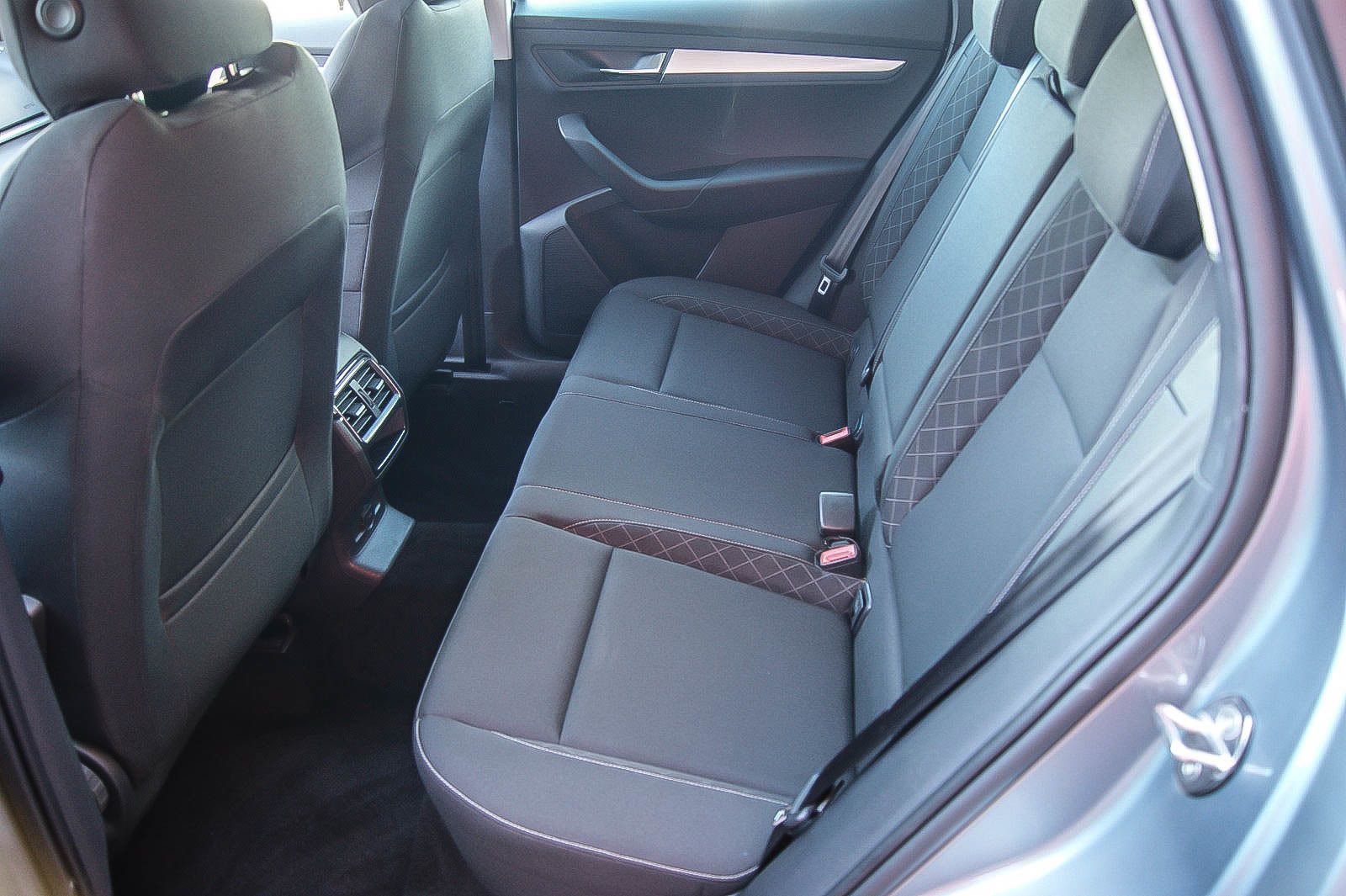 Fahrzeugabbildung SKODA Karoq 1.6 TDI DSG Ambition NAVI ANHÄNGERKUPPLUNG