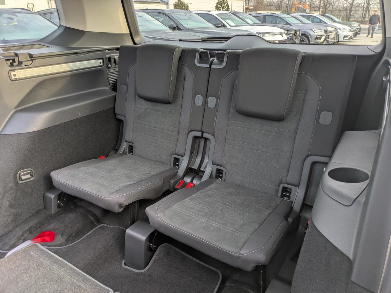 Fahrzeugabbildung Volkswagen Touran 2.0 DSG R-Line High BLACK Pano 7Si IQ AHK