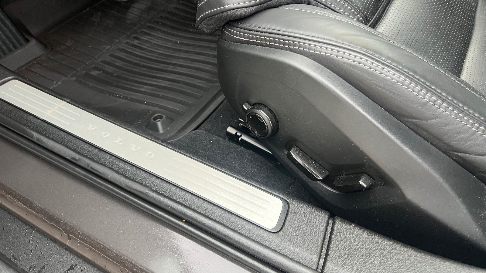 Fahrzeugabbildung Volvo V60 B4 CC Ultimate AWD*B&W*360°*SH*Massage*