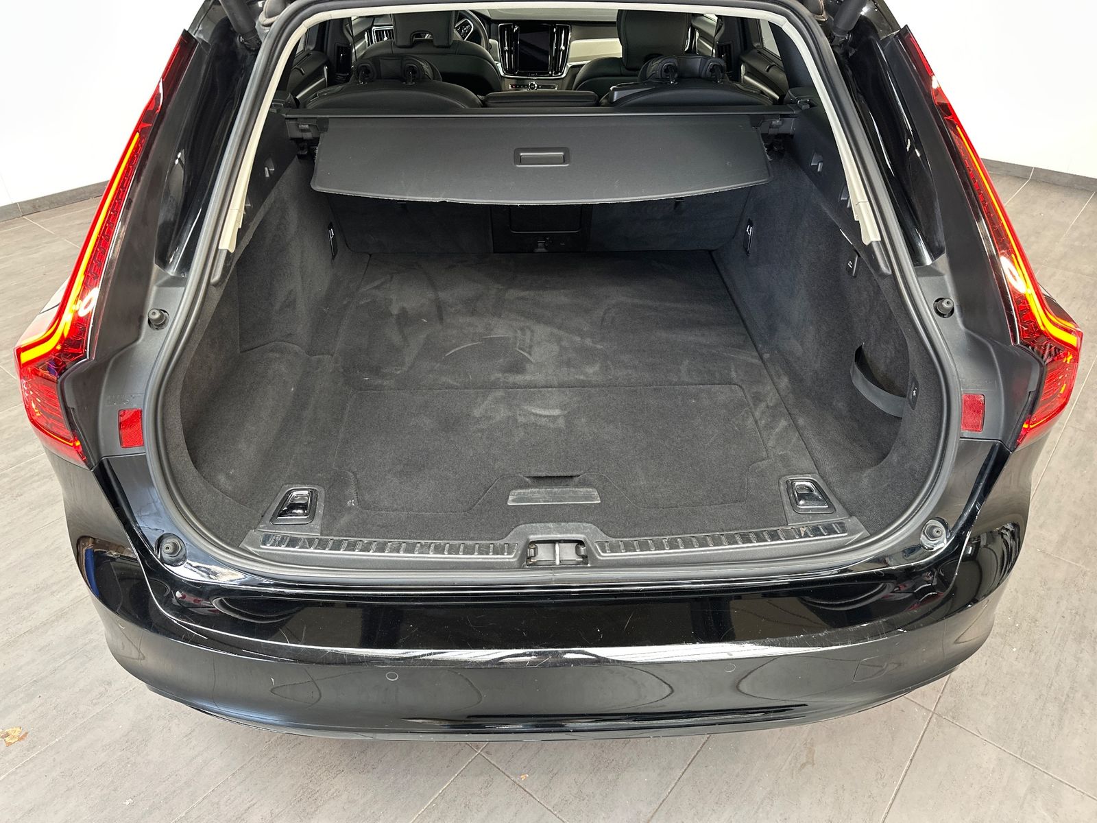 Fahrzeugabbildung Volvo V90 T8 Ultimate Dark NAV+LED+PANO+ACC+AHK+H&K+VC