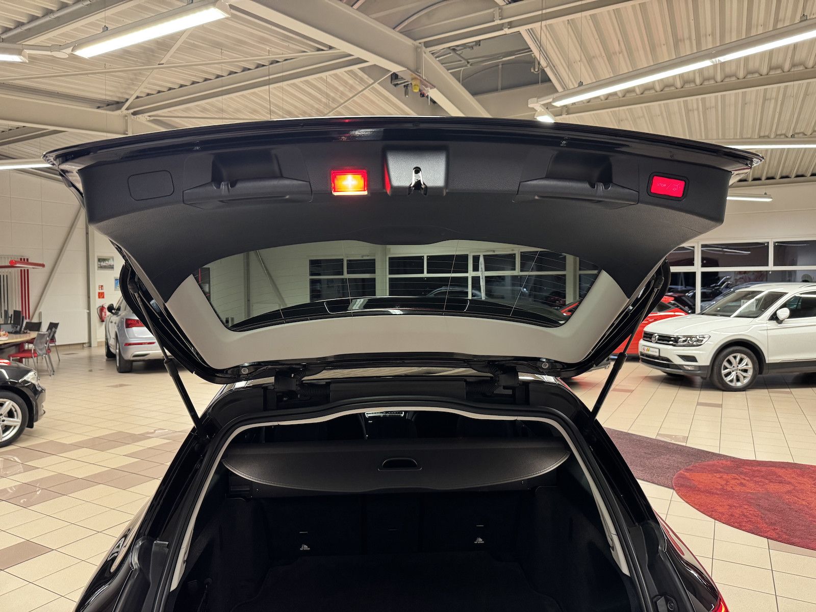 Fahrzeugabbildung Mercedes-Benz C 300 T Aut. /LED/HuD/Distro/Spur/VZE