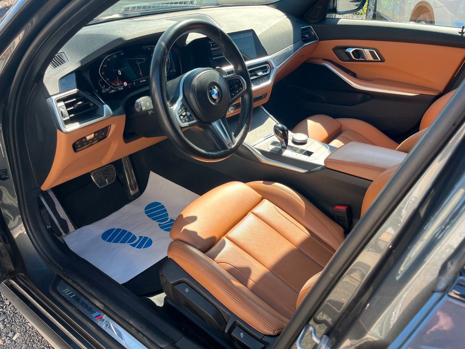 Fahrzeugabbildung BMW 320d Sport-Aut. M SPORTPAKET Navi Leder AHK LED