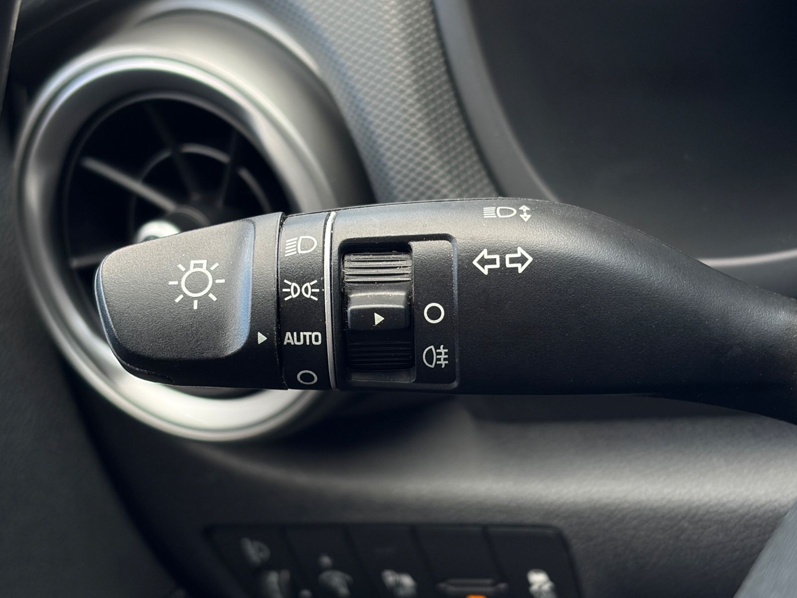 Fahrzeugabbildung Hyundai KONA E Select 2WD ACC LKAS SHZ LHZ CAM CarPlay