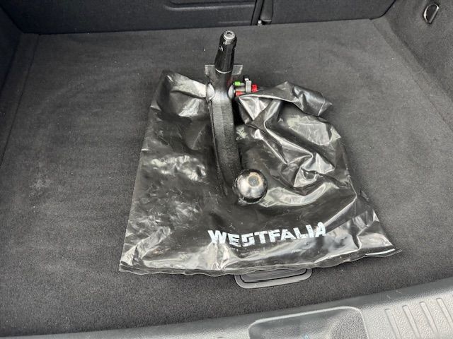 Fahrzeugabbildung Mercedes-Benz GLA 250 4Matic AMG Line AHK PANO RFK 19"