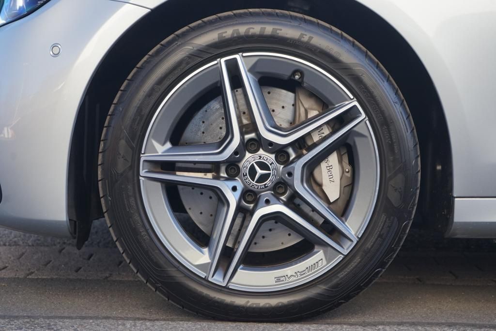 Fahrzeugabbildung Mercedes-Benz E 300 de T-Modell AMGLine + Avantgarde *PanoDach