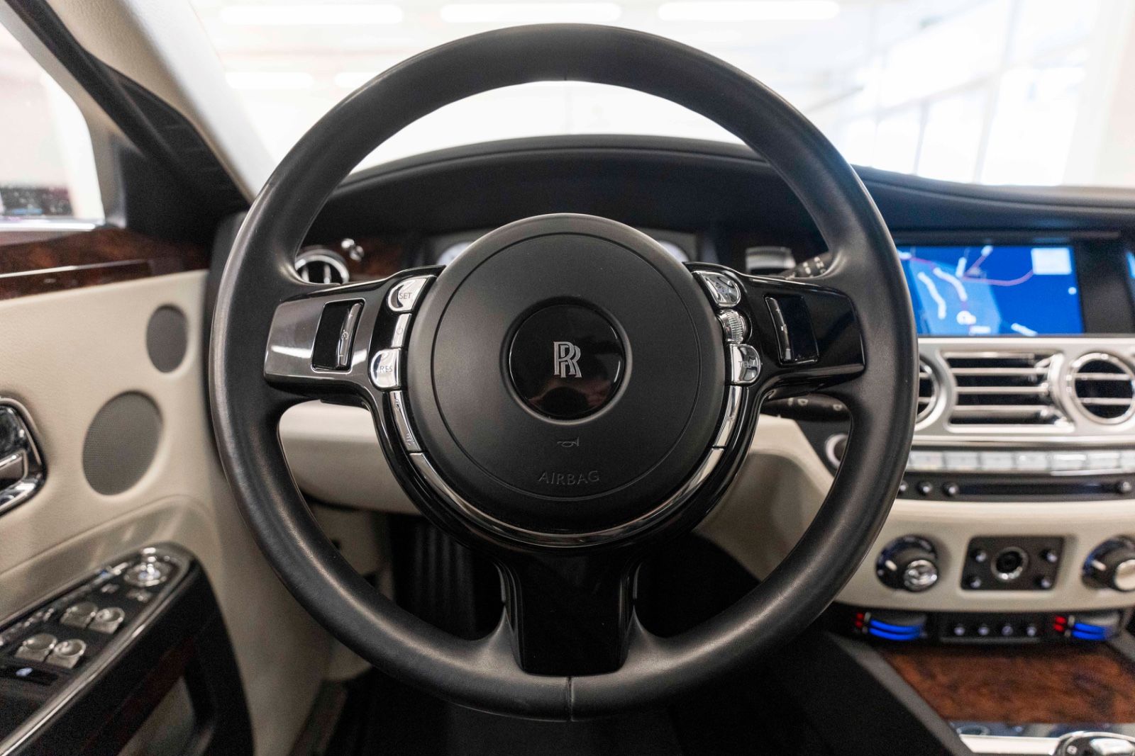 Fahrzeugabbildung Rolls-Royce Ghost V12 TWO TONE FACELIFT STERNHIMMEL KÜHLBOX