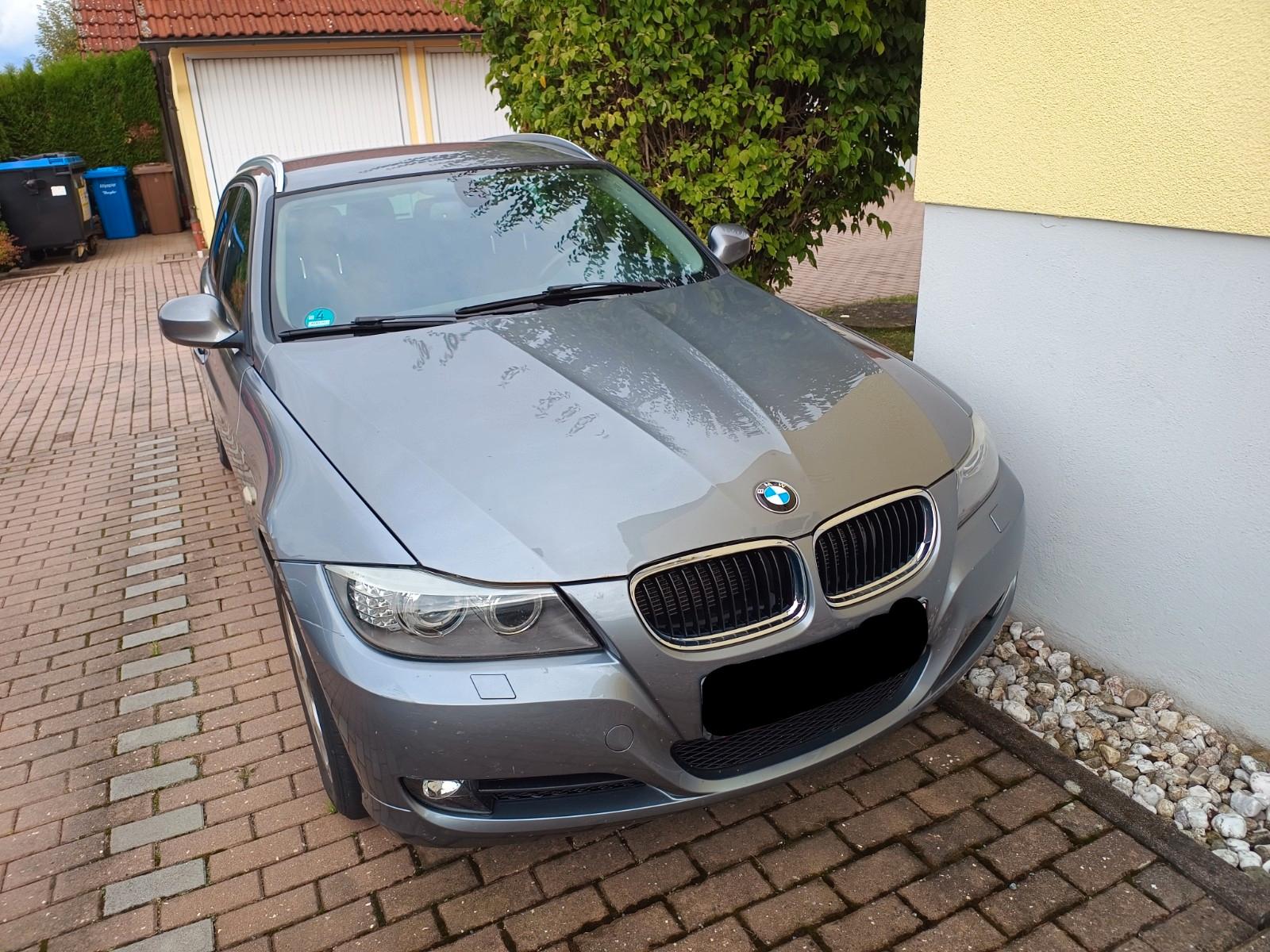 BMW 320 2011 — вигляд ззаду