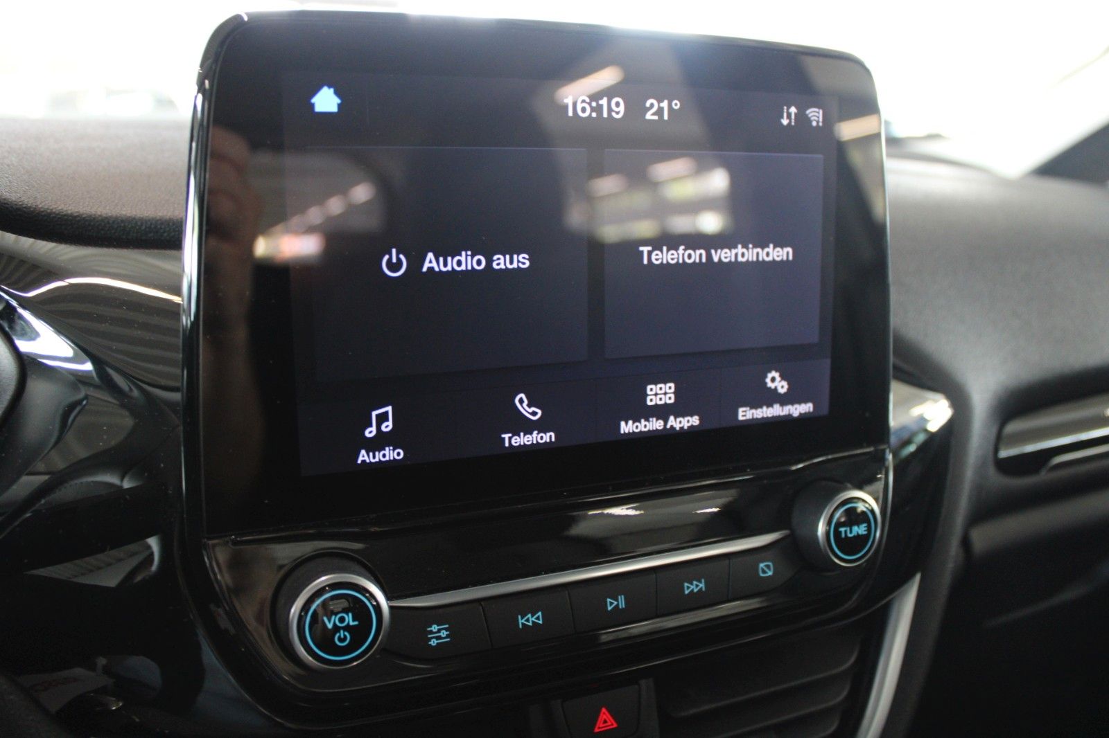 Fahrzeugabbildung Ford Fiesta Cool & Connect 5-T LED KLIMA WinterPaket