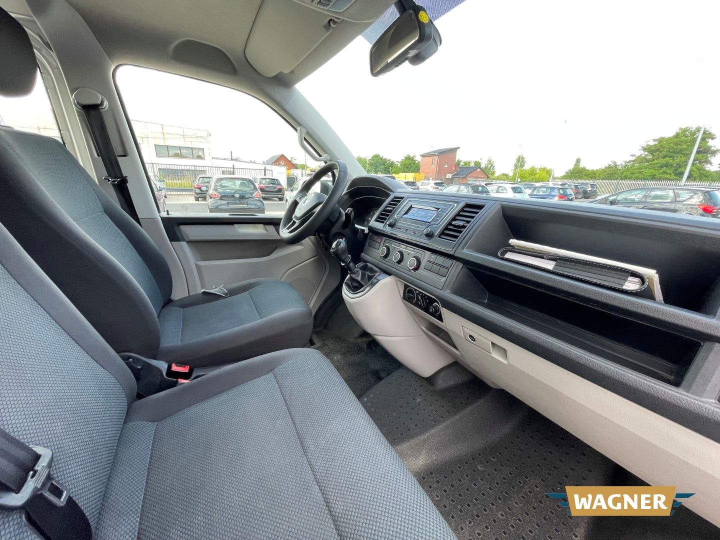 Fahrzeugabbildung Volkswagen T6 Kombi lang 9 Sitzer Rampe Klimaanlage