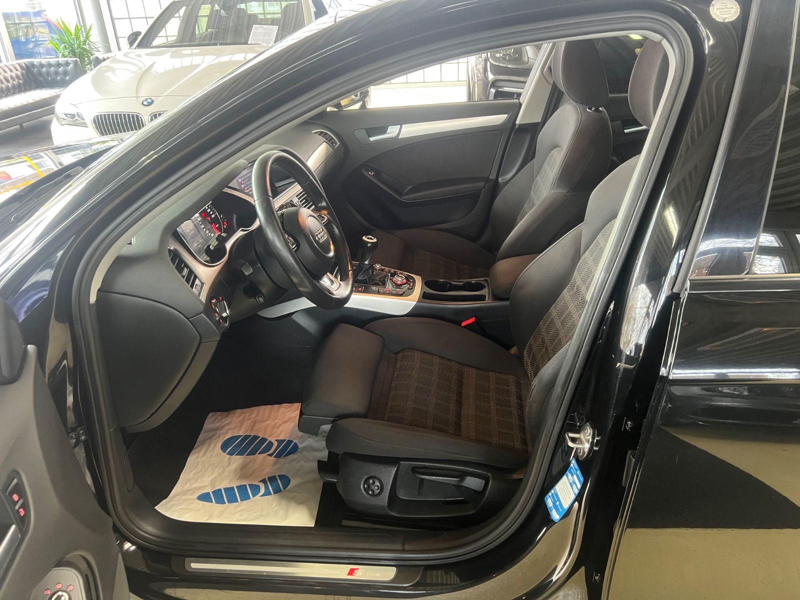 Fahrzeugabbildung Audi A4 Avant 2.0 TDI S line quattro *1.HAND*