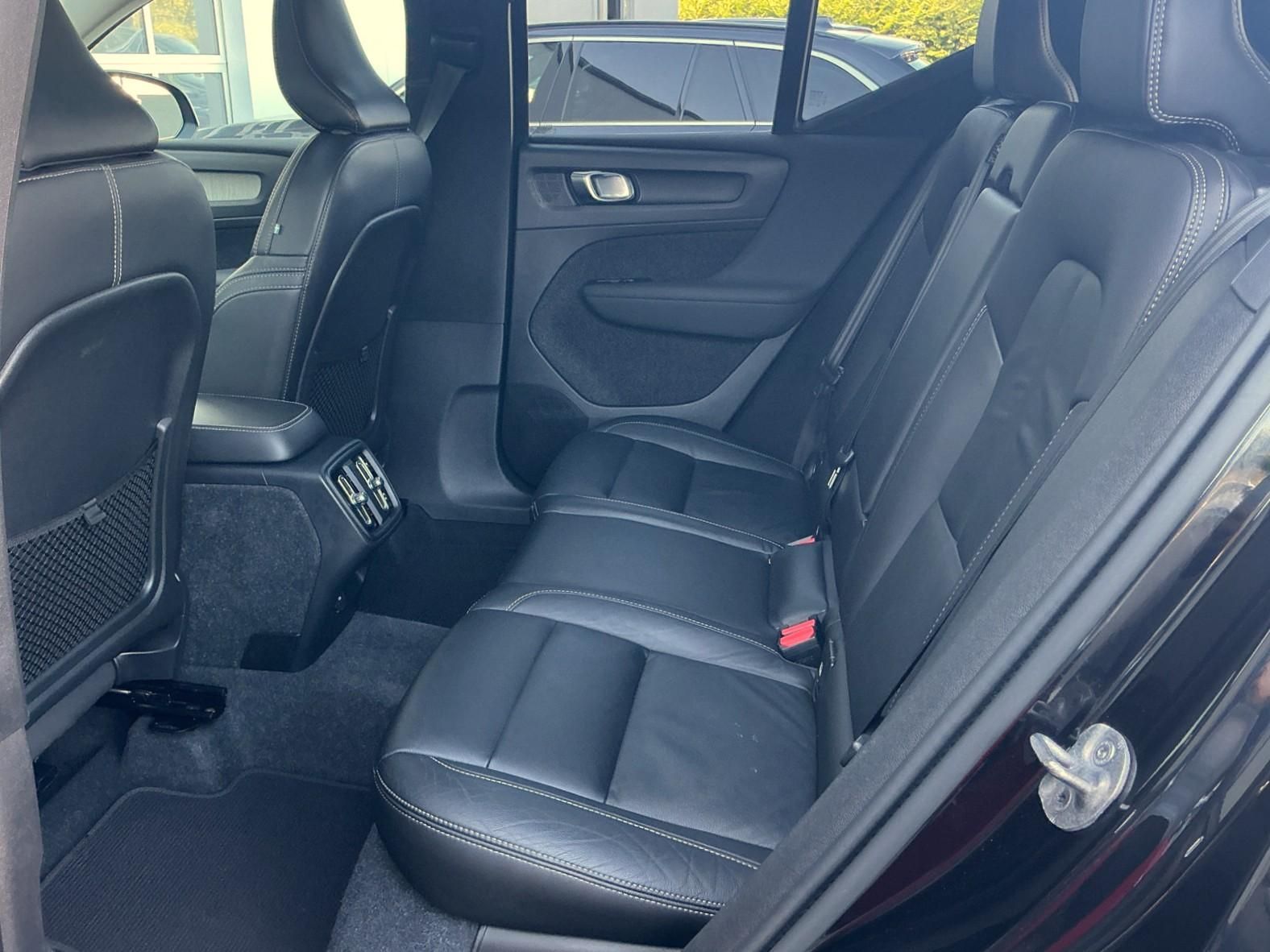 Volvo XC40 B3 DKG Dark LED PANO H&K Apple&Andro RFK foto 11