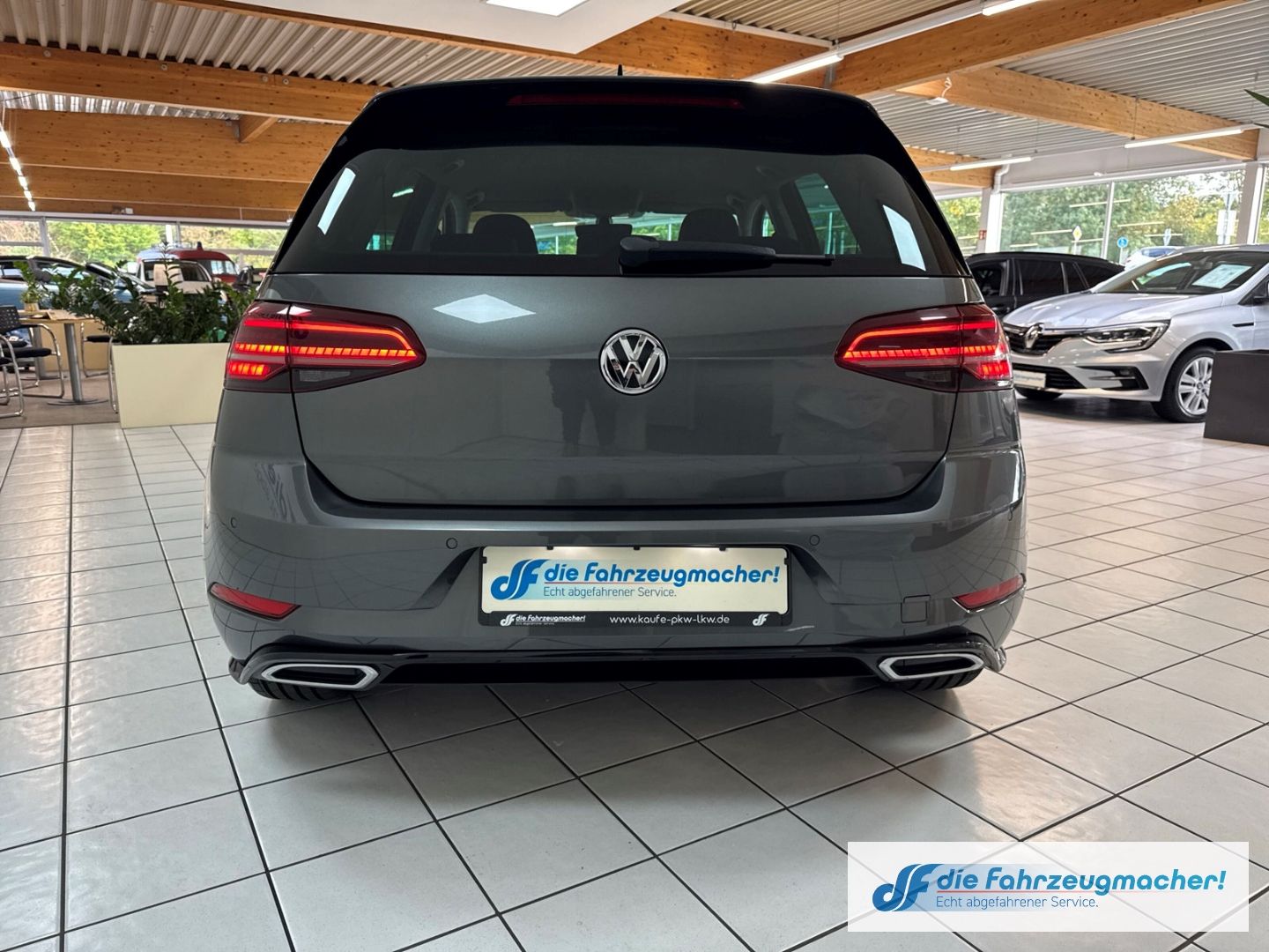 Fahrzeugabbildung Volkswagen Golf VII Highline R-Line Sportpaket Navi LED ACC