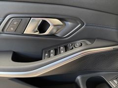 Fahrzeugabbildung BMW 320i Touring M Sport -AHK/Pano/HeadUp/Innovation