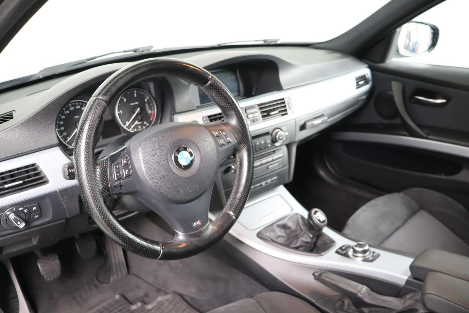 BMW 320d Touring xDrive M Sport 184 ch BVM 4x4 / Alcantara / Xénon / Sièges chauffants / GPS