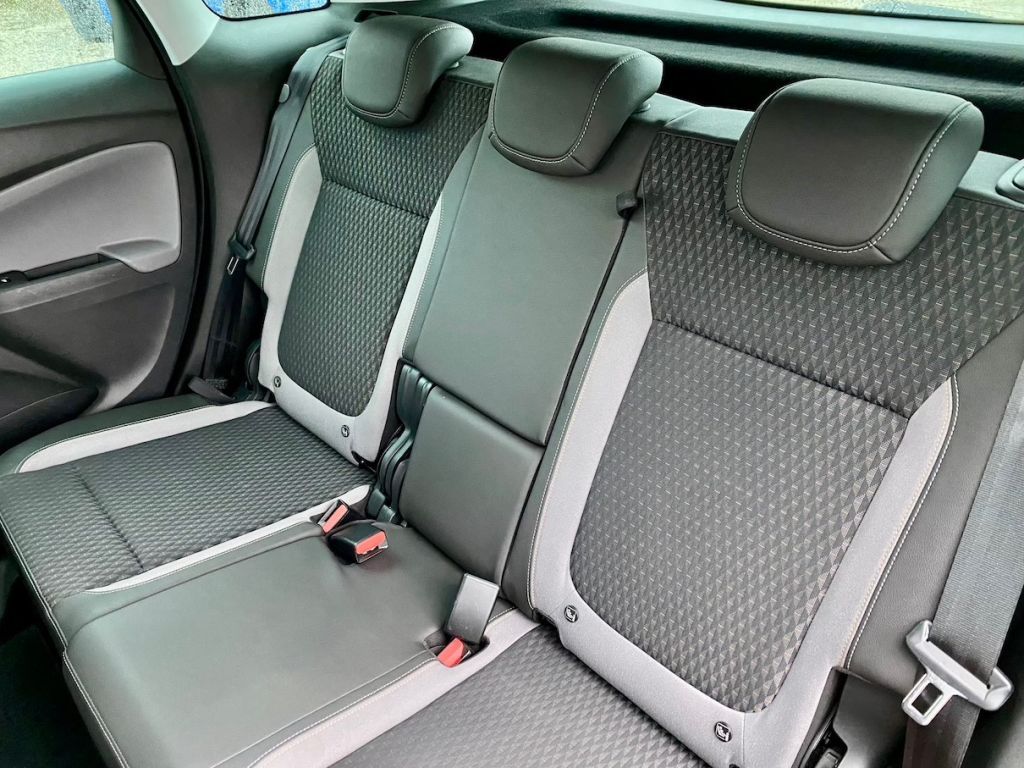 Fahrzeugabbildung Opel Crossland X 1.2 Selection AAC ISOFIX PDC SHZ GRA