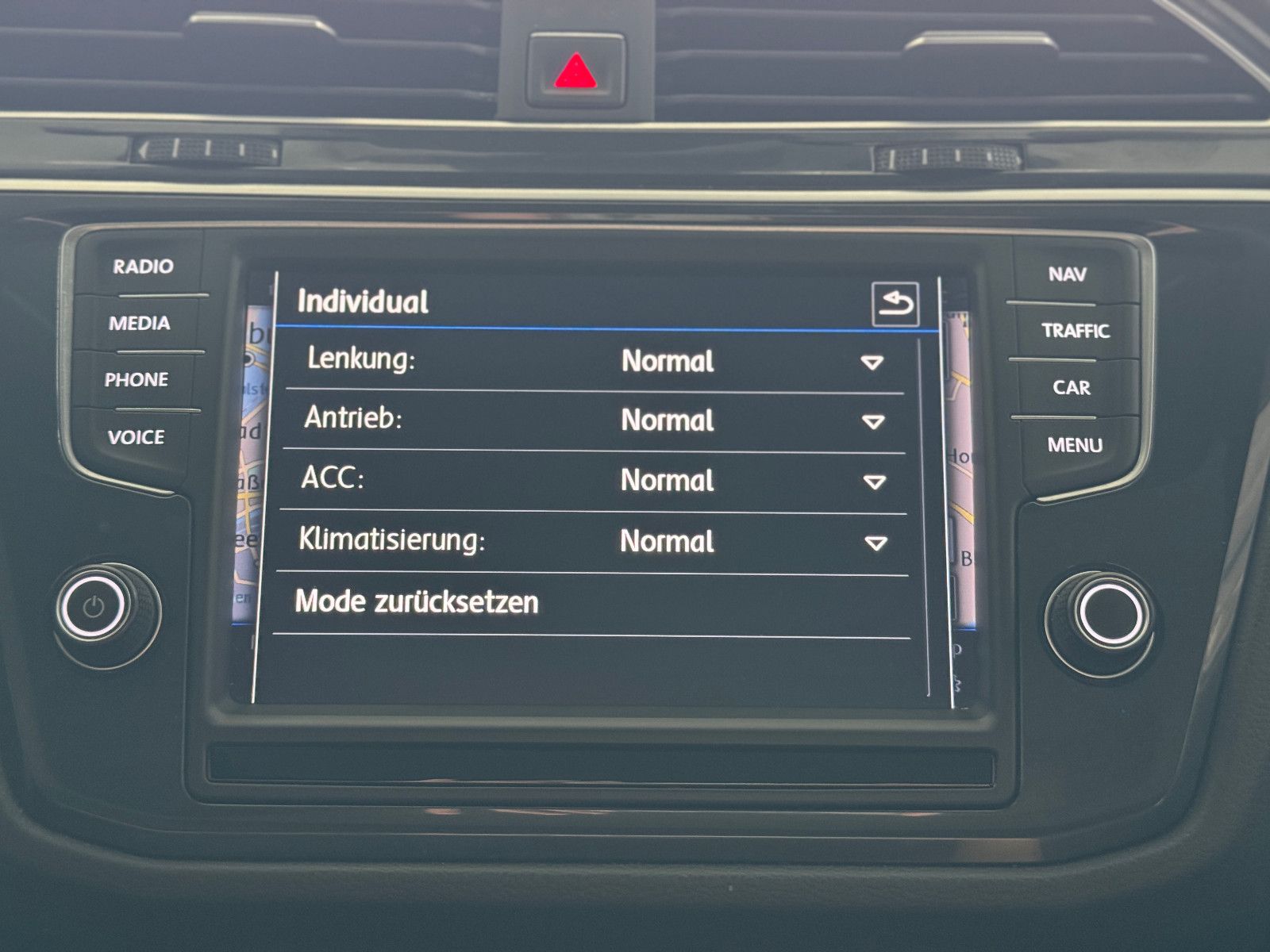 Fahrzeugabbildung Volkswagen Tiguan DSG 4MO 3X R-LINE PANO MEMORY BLACK STYLE