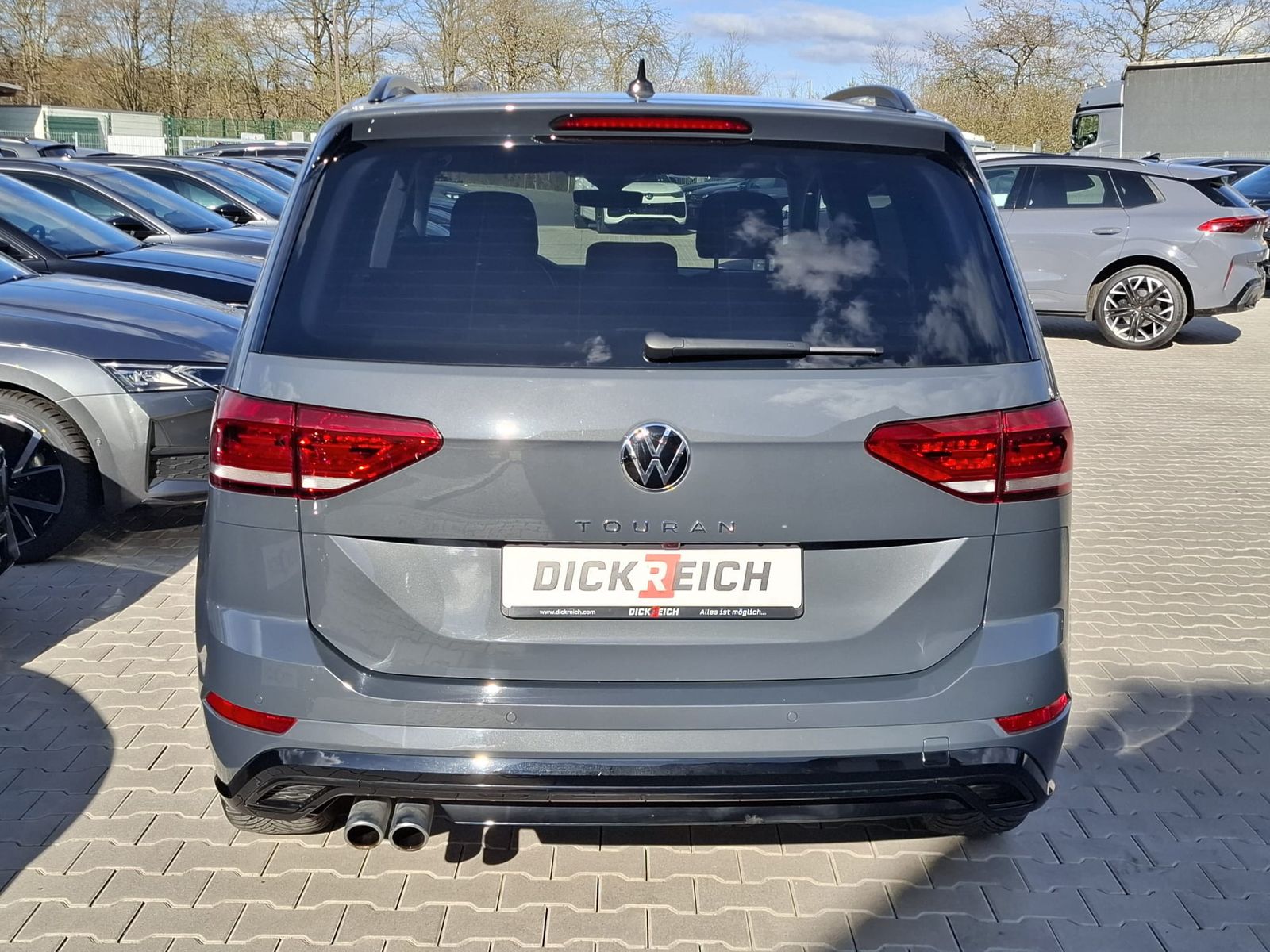 Fahrzeugabbildung Volkswagen Touran 2.0 DSG R-Line High BLACK Pano 7Si IQ AHK