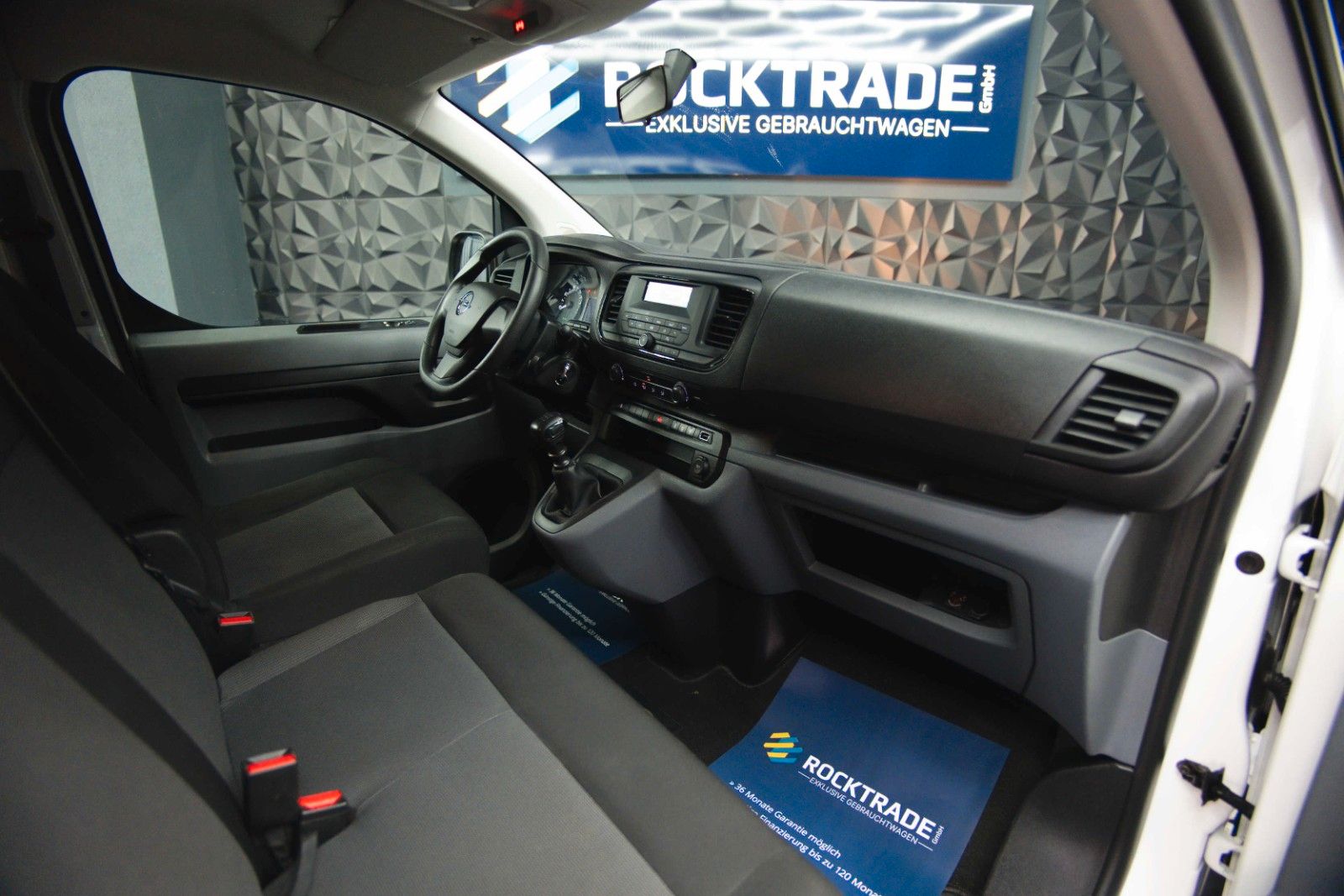 Fahrzeugabbildung Opel Vivaro Kombi S | 9 Sitze | Klima | DAB | TÜV NEU