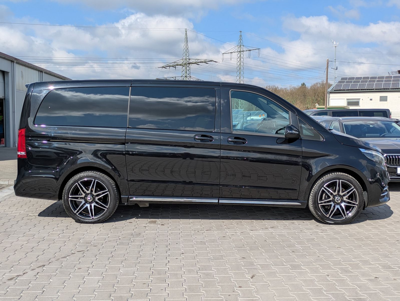 Fahrzeugabbildung Mercedes-Benz V 300 d AVANTGARDE 4MATIC lang AMG*PANO*LED*DIST