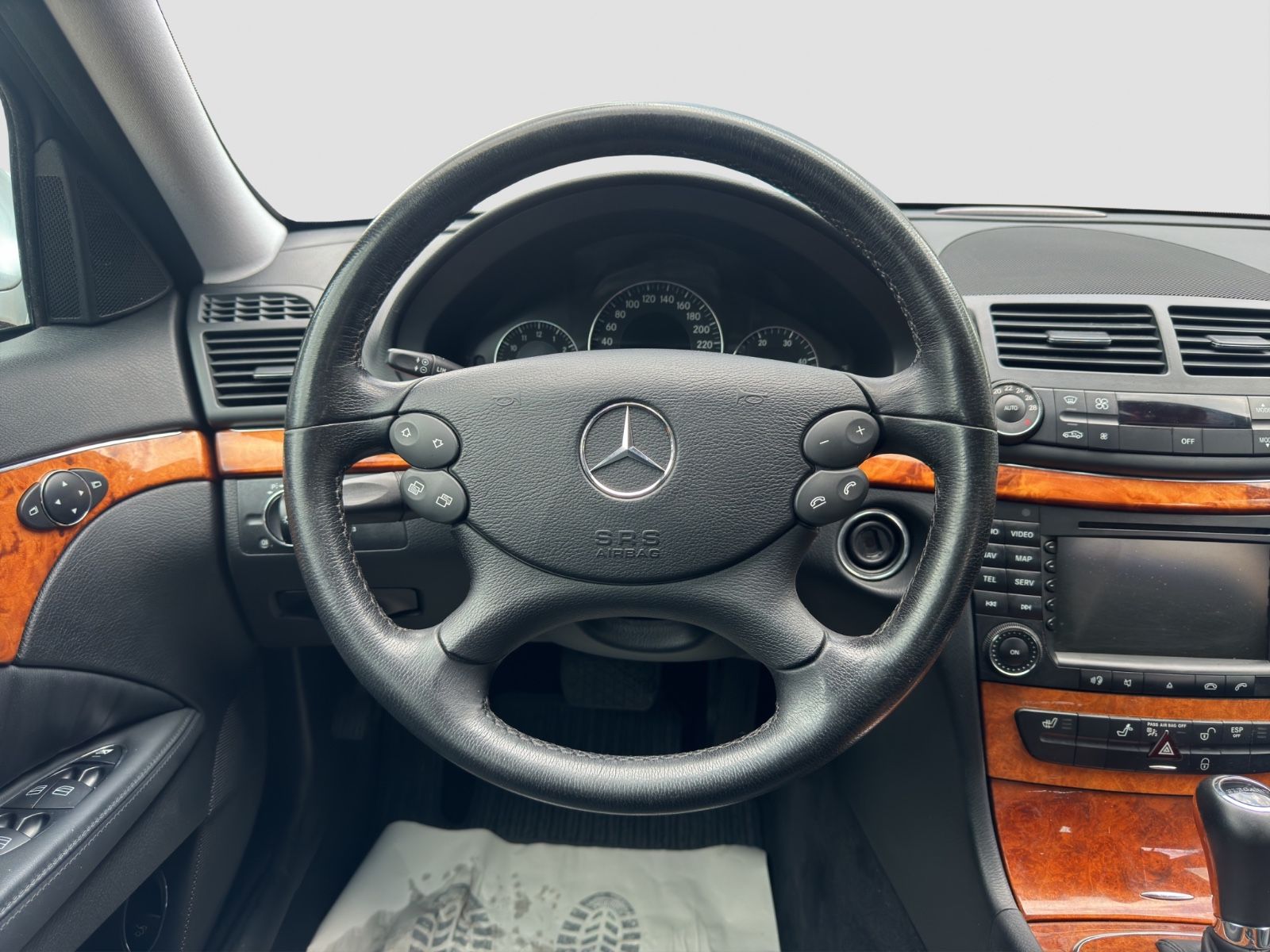 Fahrzeugabbildung Mercedes-Benz E 320 CDI Lim.  /Luftfahrwerk/Motorschaden