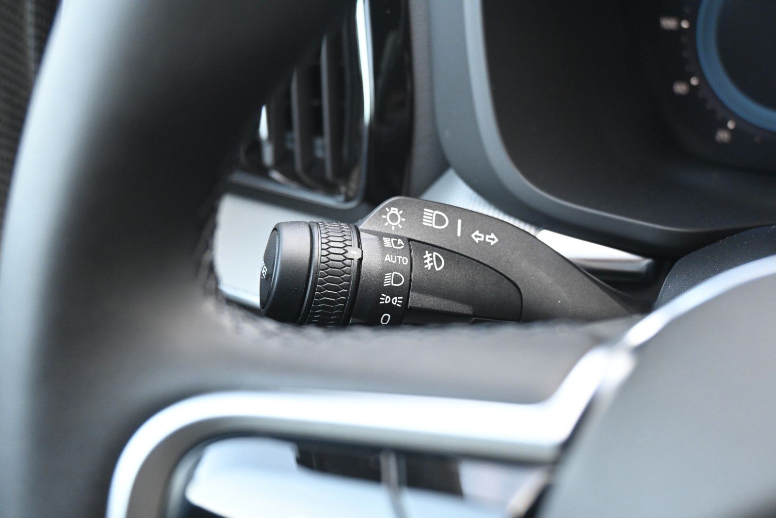 Fahrzeugabbildung Volvo XC60 B5 AWD Plus Dark*PANO*H&K*LUFT*LED*360°