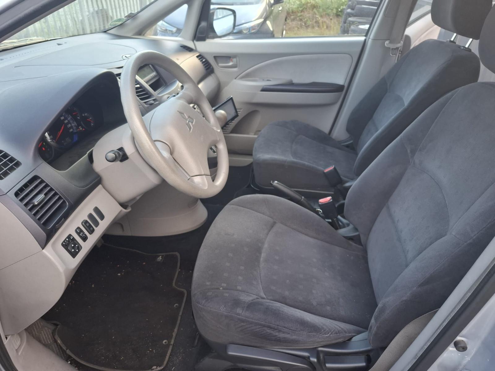 Mitsubishi Grandis 2005 — photo 8