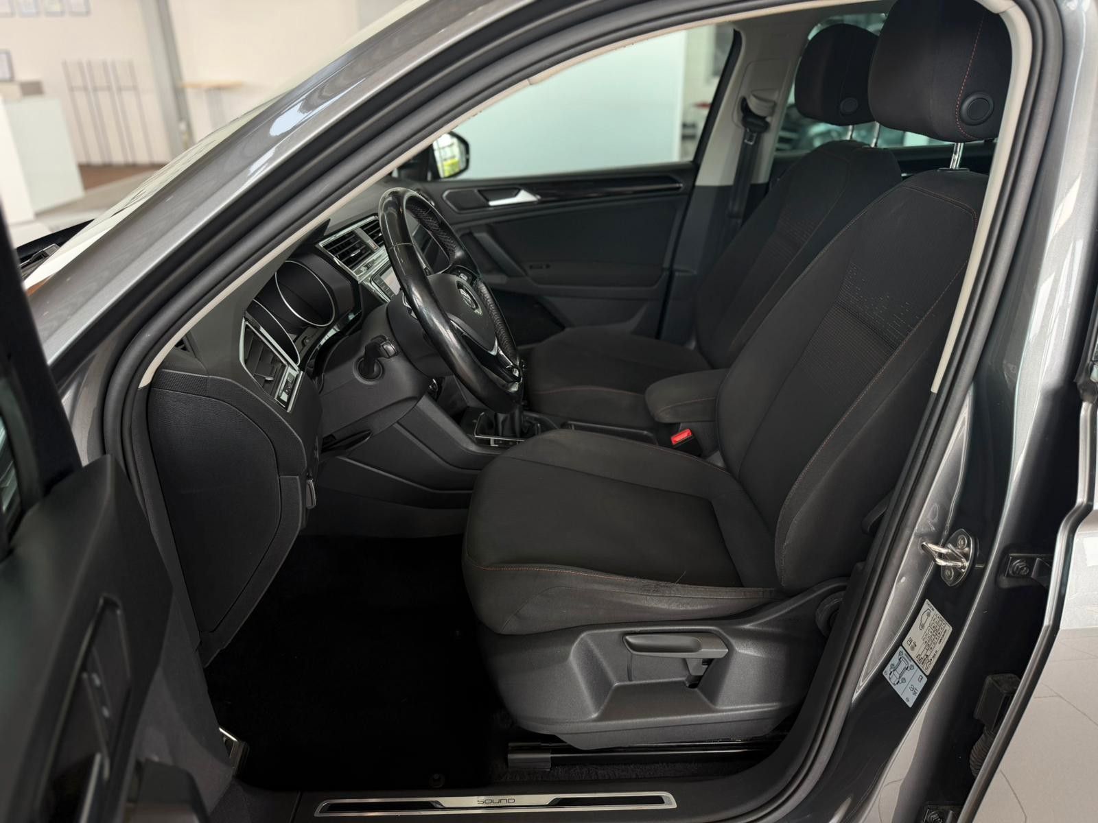 Fahrzeugabbildung Volkswagen Tiguan 2.0TDI Sound SITZHZG ACC NAVI AHK 8xALU
