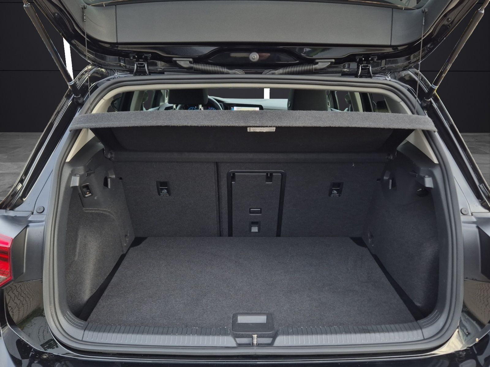 Fahrzeugabbildung Volkswagen Golf VIII MOVE LED ACC AHK PANO HuD AID NAVI