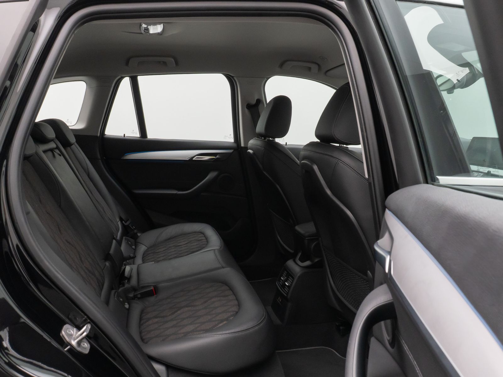 Fahrzeugabbildung BMW X1 xD25e xLine HUD DAB Parkassist Komfort Alarm