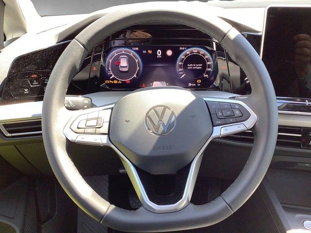 Fahrzeugabbildung Volkswagen Golf VIII TSI Life Pano AHK ACC