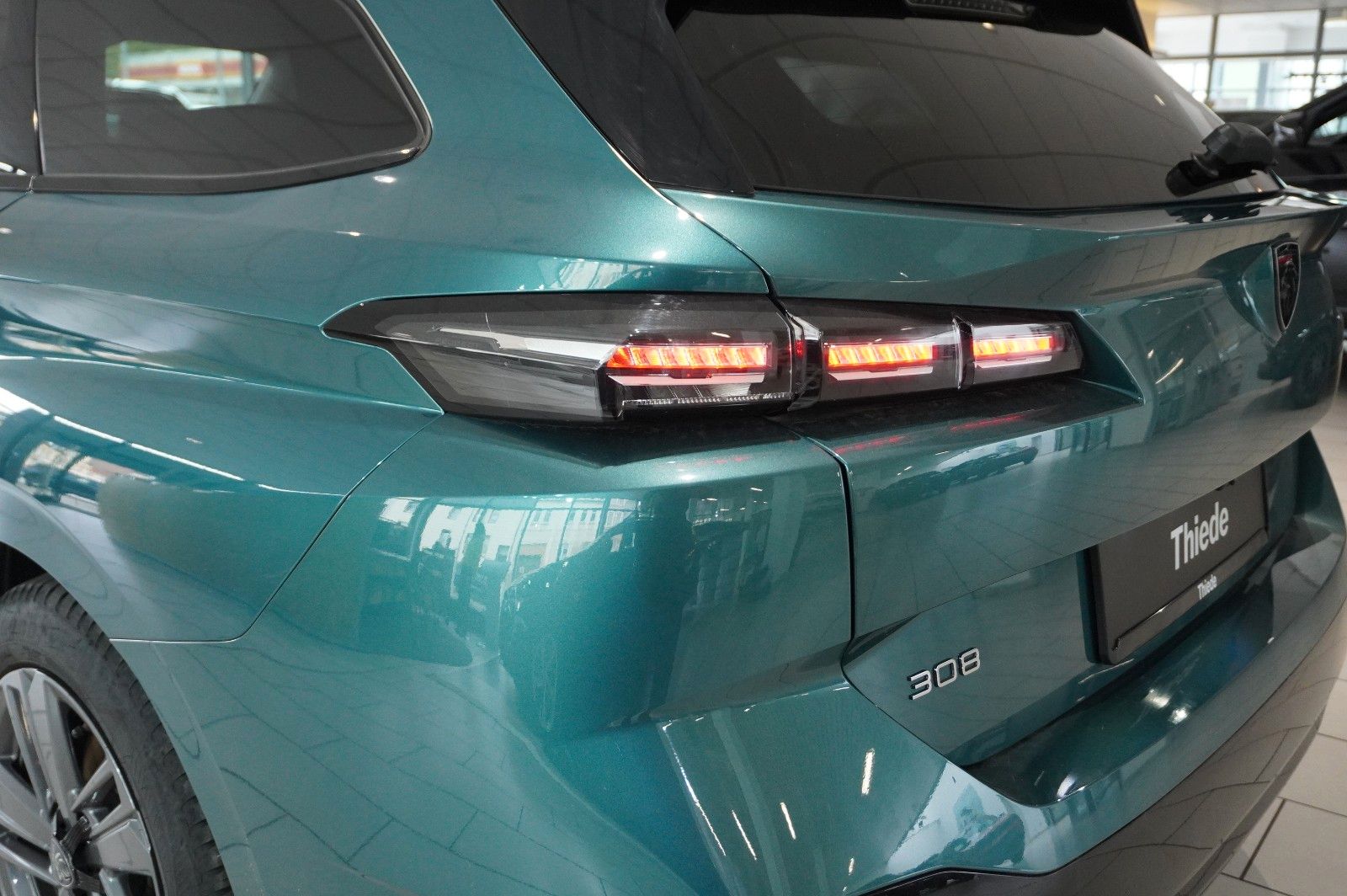 Fahrzeugabbildung Peugeot 308 SW 1.2 HYBRID ALLURE DSC NAVI/LED/KAMERA/DAB