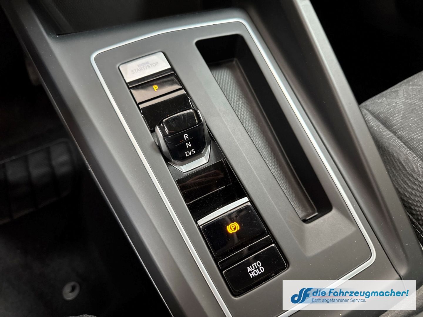 Fahrzeugabbildung Volkswagen Golf VIII Variant Life 2.0 TDI EU6d AHK-klappbar