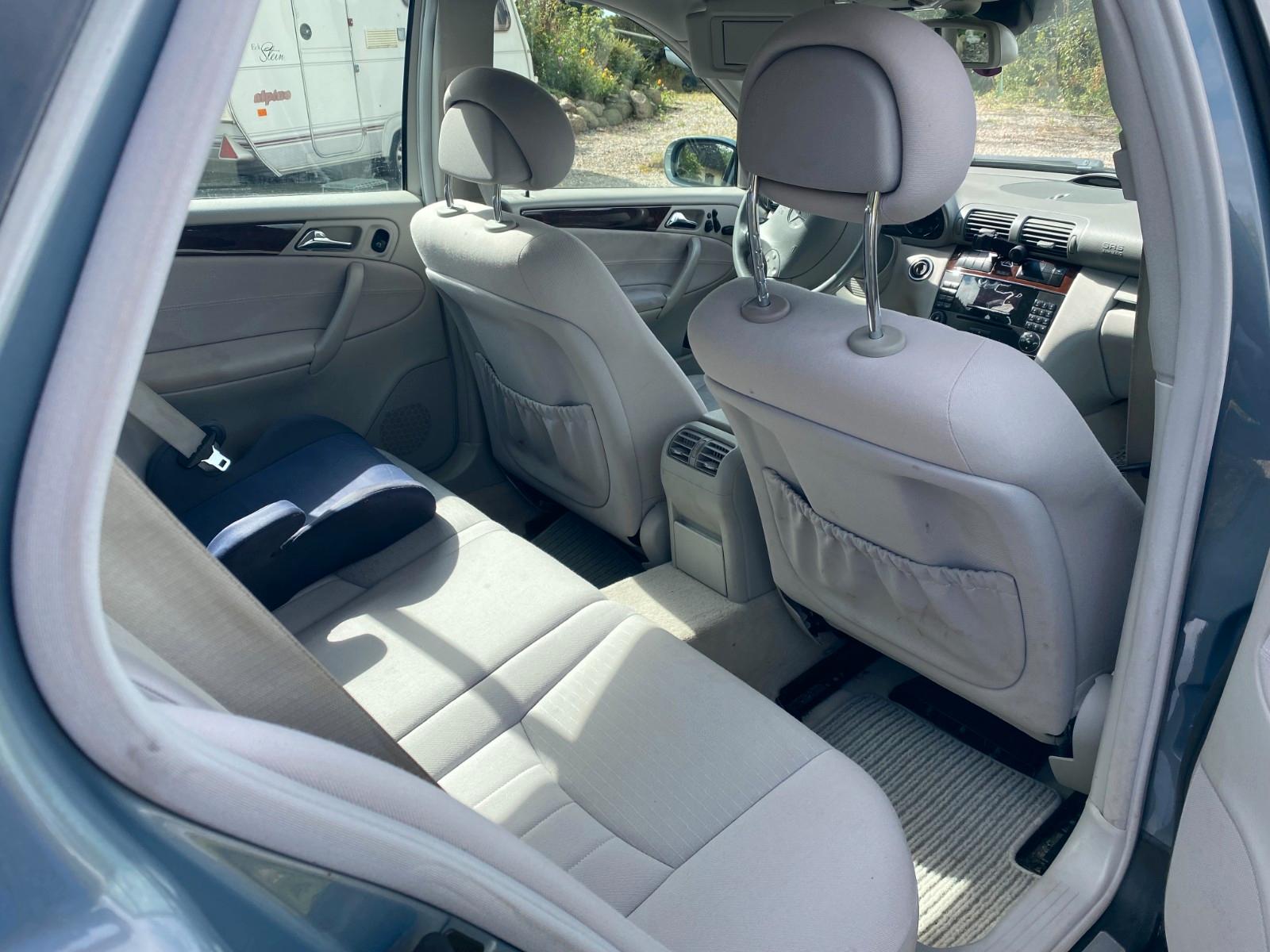 Mercedes-Benz C200 2005 — interior