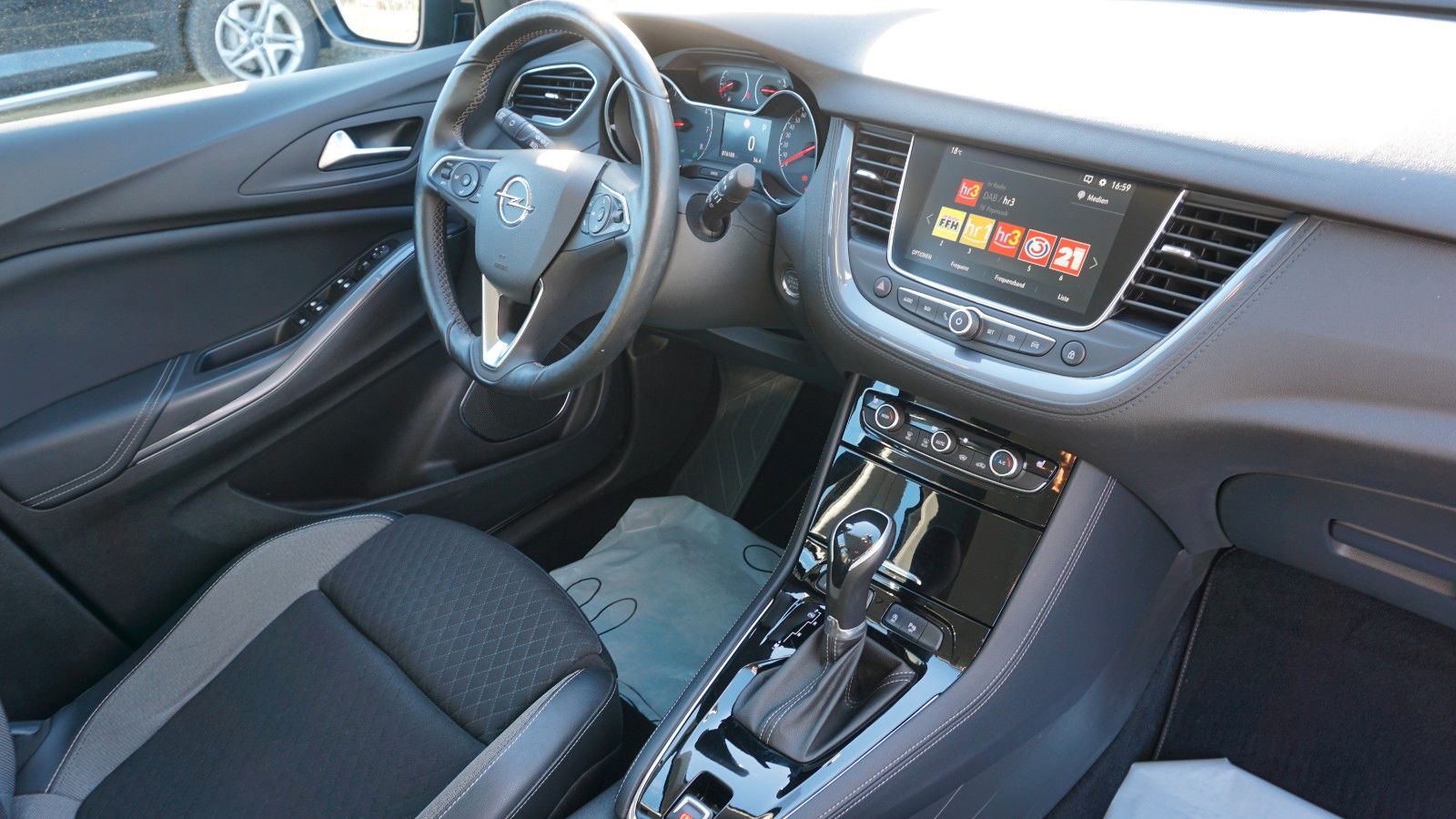 Fahrzeugabbildung Opel Grandland X T.Leder,Navi,Kamera,Bi-LED,SR+WR,AHK