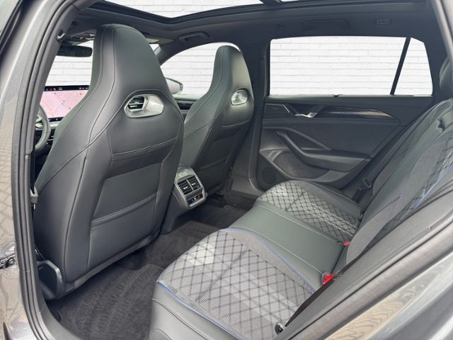 Fahrzeugabbildung Volkswagen Passat R-Line 2.0 TDI 4MOTION DSG - PANO*AHK*NAV