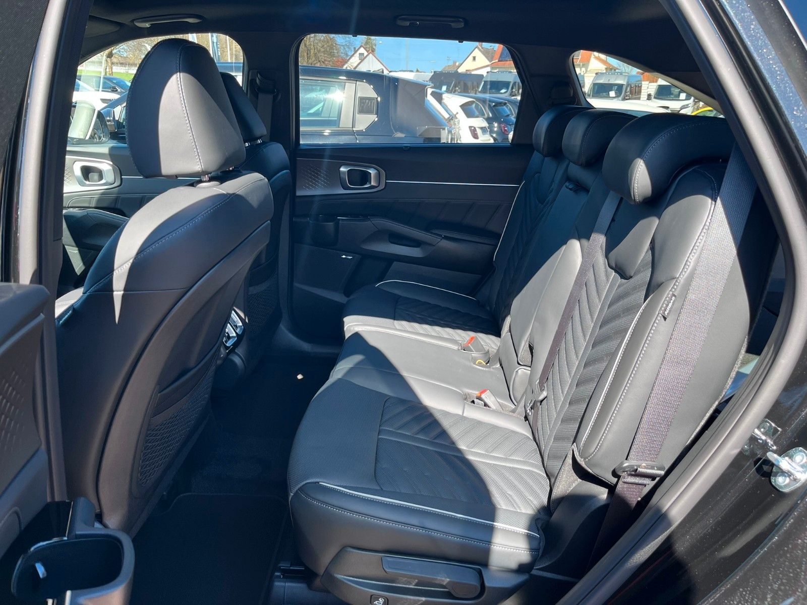Fahrzeugabbildung Kia Sorento Platinum 4WD 7-Sitzer Pano Leder uvm.