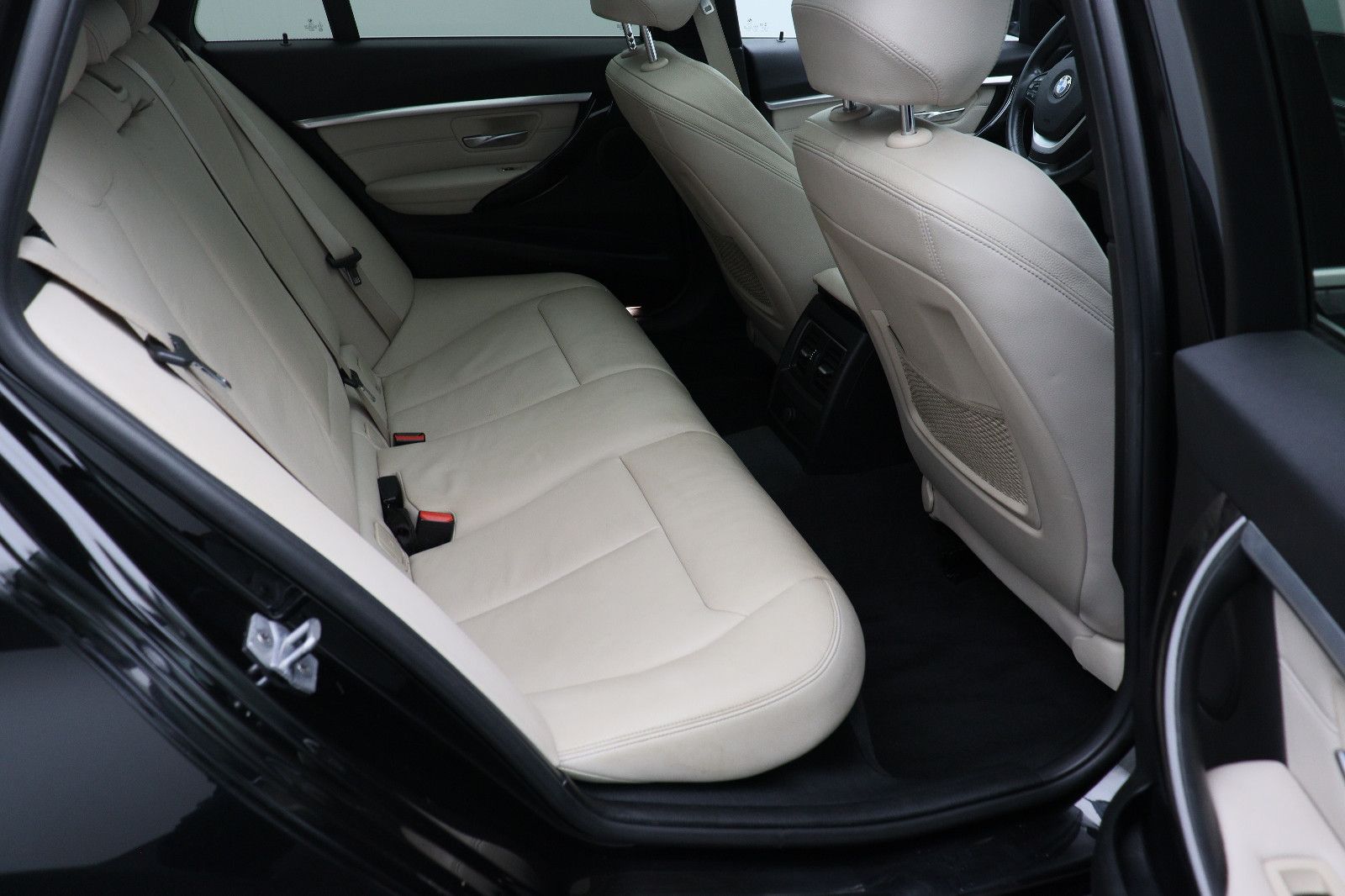 Fahrzeugabbildung BMW 320d Touring Luxury Leder AHK ACC Panorama